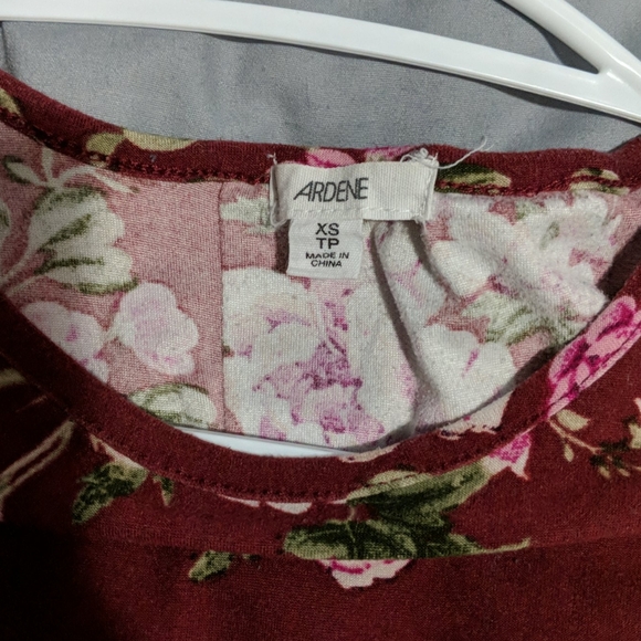 Burgondy top with flowers - Picture 3 of 3